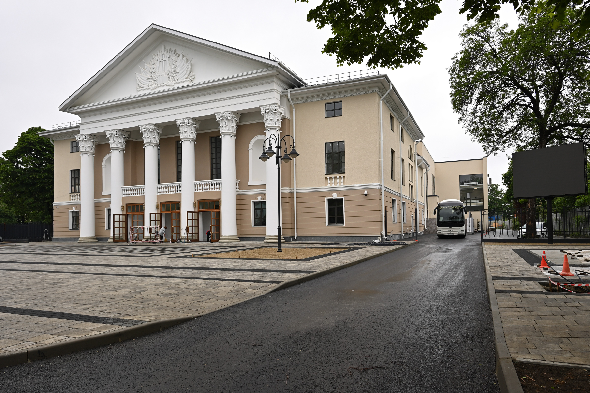 Глава Адыгеи встретился с коллективом ансамбля «Нальмэс» и представил обновлённый концертный зал.