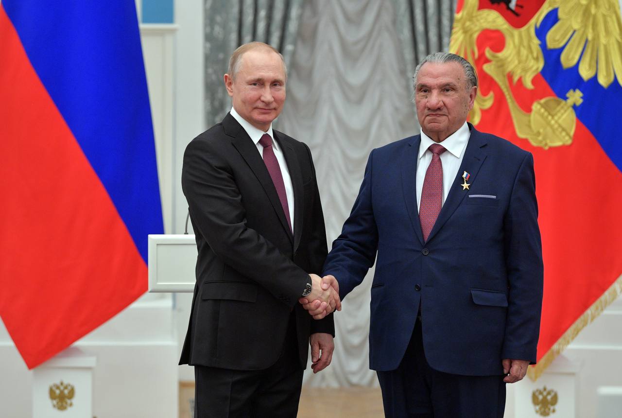 Нашему именитому земляку, Герою Труда России, народному писателю Адыгеи, Кабардино-Балкарии и Карачаево-Черкесии, видному общественному деятелю Исхаку Машбашу сегодня исполняется 95 лет..