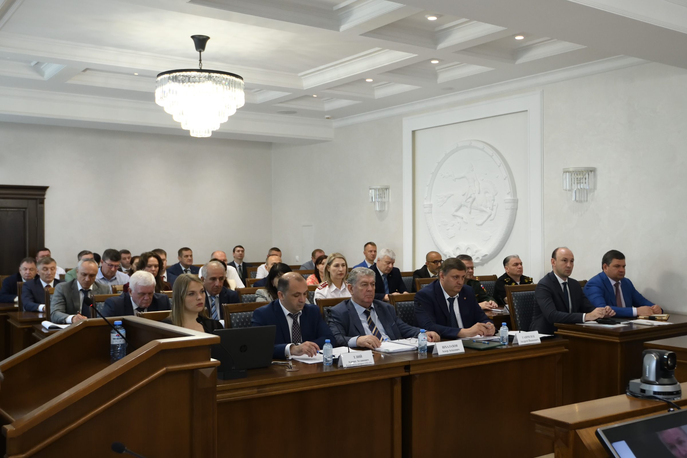 В Адыгее обсудили защищённость объектов инфраструктуры и мест массового пребывания людей.