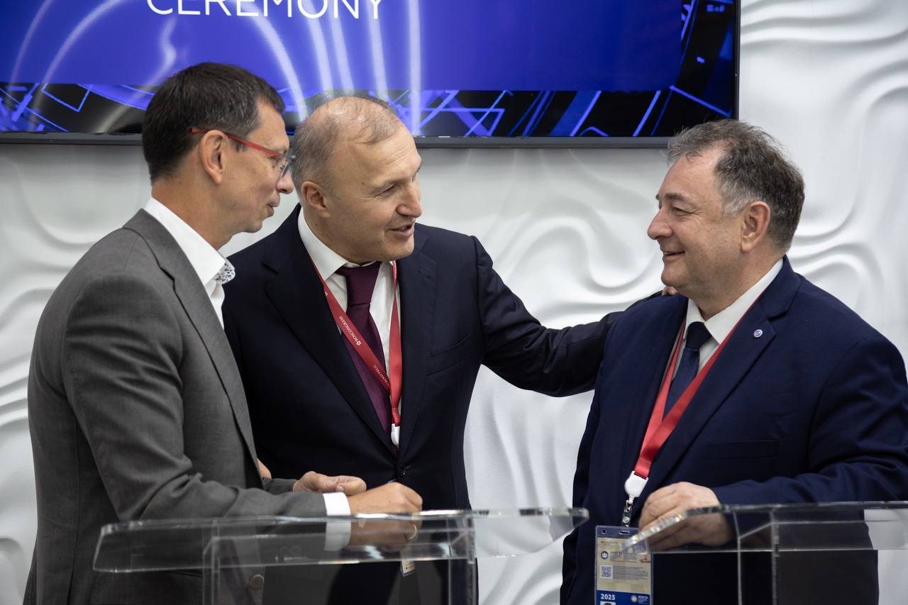 Сегодня на полях ПМЭФ-2025 провел переговоры с ректором НИУ «Высшая школа экономики» Никитой Анисимовым и ректором Адыгейского госуниверситета Даудом Мамием.