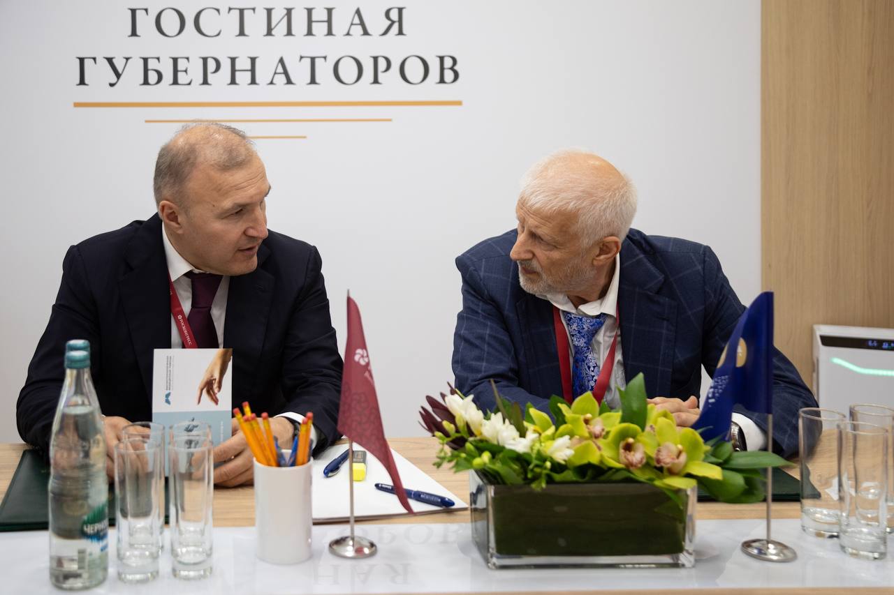 В ходе работы на Петербургском международном экономическом форуме провел переговоры с Председателем Совета Благотворительного фонда «Высокая медицинская помощь» Сергеем Фурсенко..