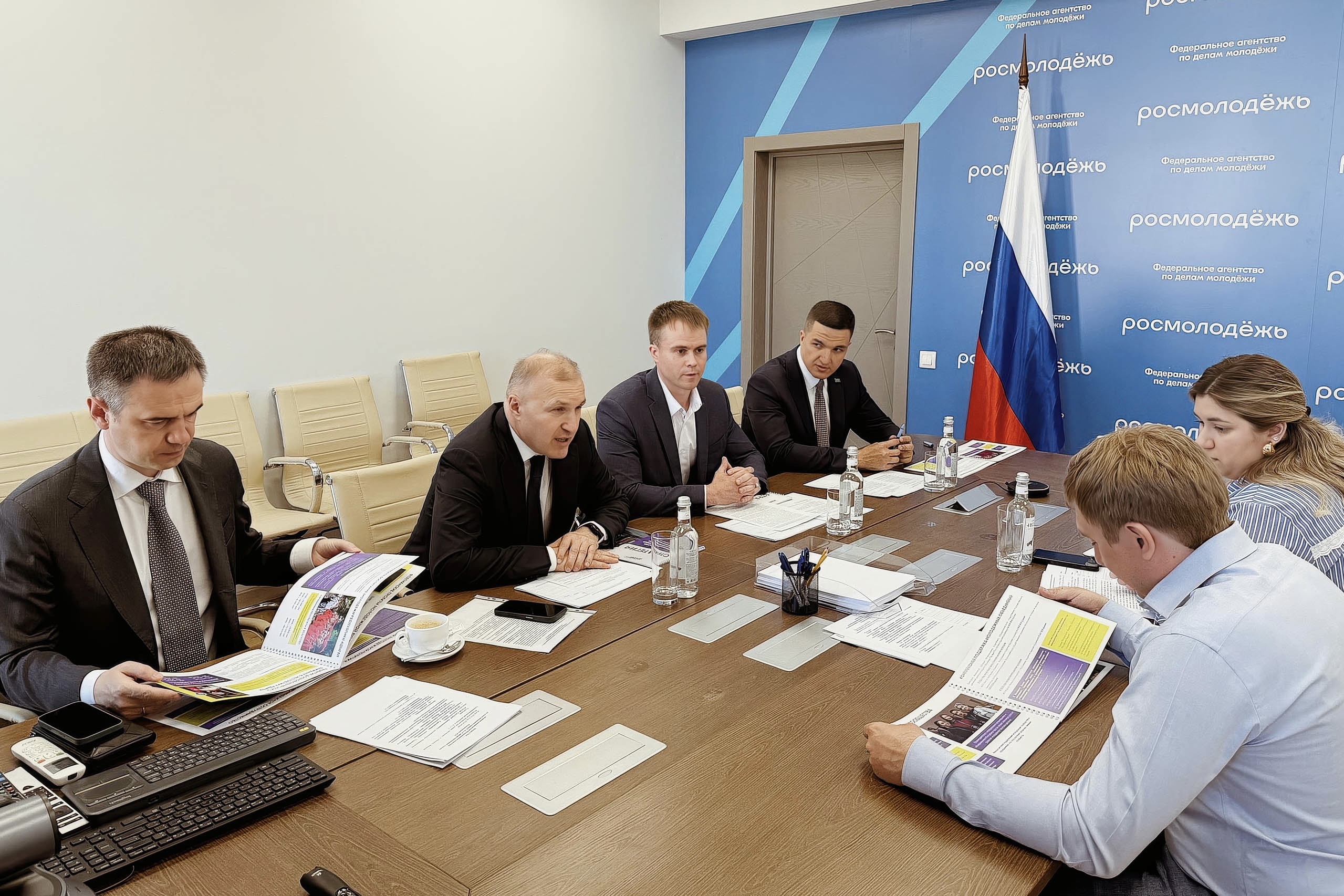 Глава Адыгеи Мурат Кумпилов встретился с руководителем Росмолодёжи Григорием Гуровым.
